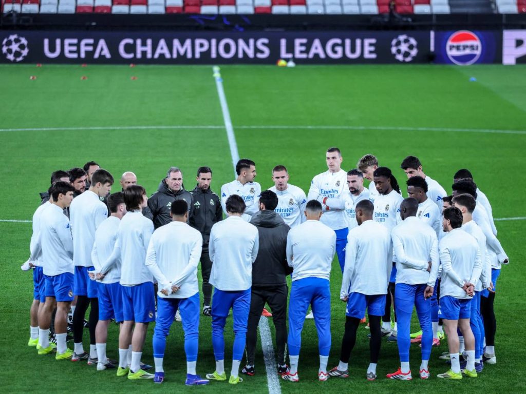 Los jugadores del Real Madrid asisten a una sesión de entrenamiento en la víspera del partido de ida de los playoffs de la ronda eliminatoria de la UEFA Champions League contra el Benfica en el Estadio da Luz en Lisboa el 16 de febrero de 2026.Foto AFP