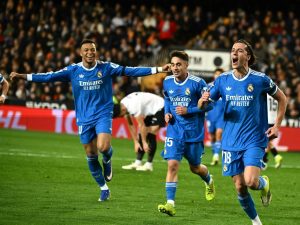 El defensa español #18 del Real Madrid, Álvaro Carreras, celebra con el delantero francés #10 del Real Madrid, Kylian Mbappé (izq.), el primer gol de su equipo durante el partido de fútbol de la liga española entre el Valencia CF y el Real Madrid CF en el Estadio Mestalla en Valencia el 8 de febrero de 2026. Foto AFP