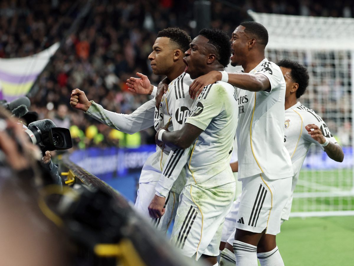 El delantero francés #10 del Real Madrid, Kylian Mbappé (izq.), celebra el segundo gol de su equipo durante el partido de la liga española entre el Real Madrid CF y el Rayo Vallecano en el estadio Santiago Bernabéu de Madrid el 1 de febrero de 2026. Foto AFP