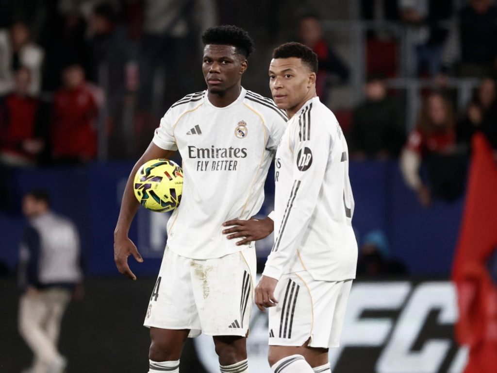 Aurelien Tchuameni (izq) y Kylian Mbappe tristes de la derrota. Foto EFE