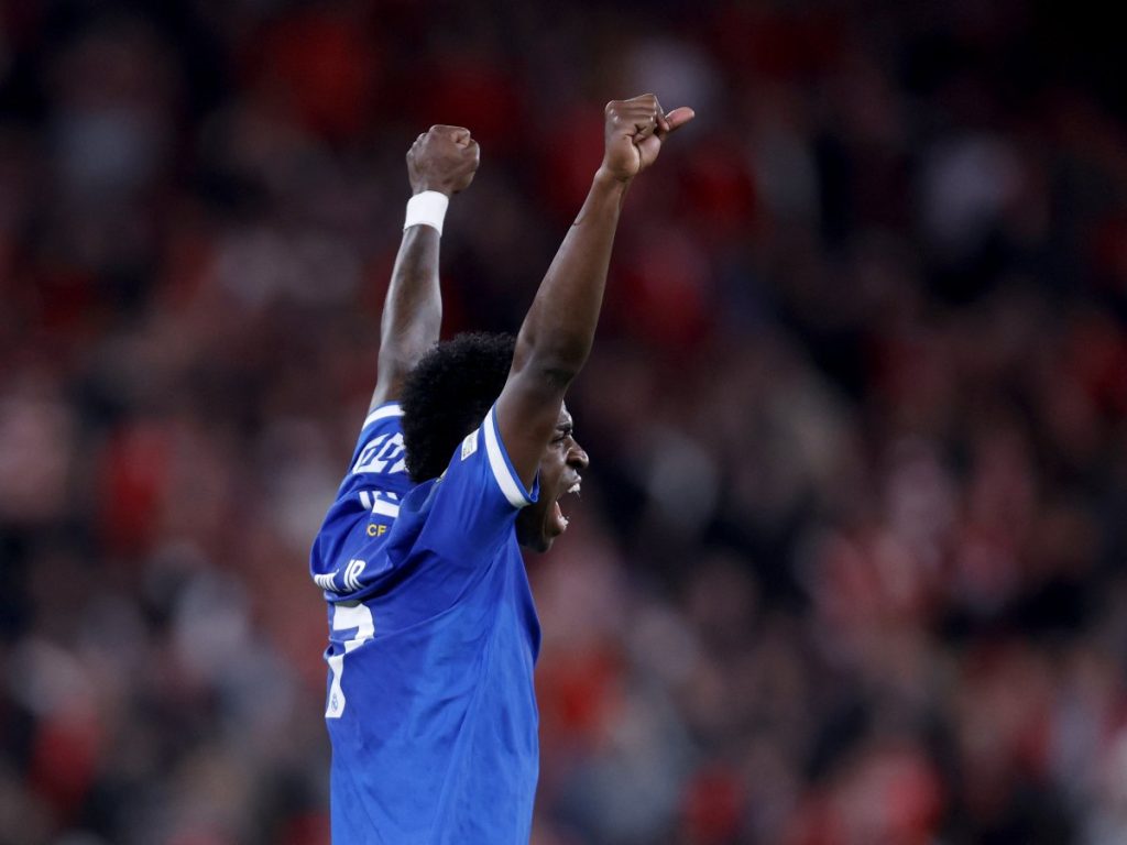 Vinícius Jr. celebra el gol que le dio la victoria 1-0 al Real Madrid ante el Benfica en Lisboa por la Champions.