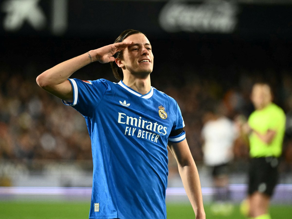 El defensa español #18 del Real Madrid, Álvaro Carreras, celebra el primer gol de su equipo durante el partido de fútbol de la liga española entre el Valencia CF y el Real Madrid CF en el Estadio Mestalla en Valencia el 8 de febrero de 2026. Foto AFP