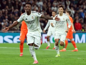 El delantero brasileño #07 del Real Madrid, Vinicius Junior, celebra el cuarto gol de su equipo durante el partido de fútbol de la liga española entre el Real Madrid CF y la Real Sociedad en el estadio Santiago Bernabéu de Madrid el 14 de febrero de 2026. Foto AFP