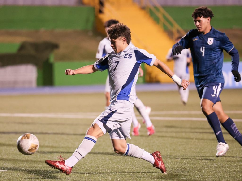 Ruben Andrare (7) controla el balón para la Sub-17 ante Cuba. Foto X Selecta
