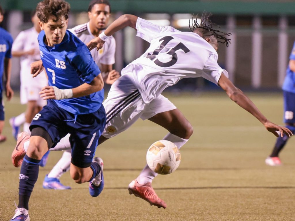 R. Andrade (7) de la Selecta Sub-17 contra defensa de Curazao. Foto Cortesía FESFUT