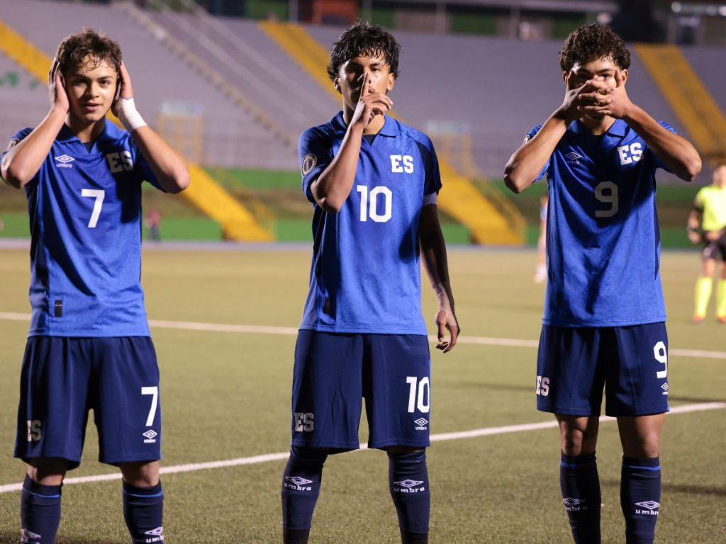 Selecta Sub-17 celebra victoria ante Belice en el Premundial. Foto Cortesía FESFUT
