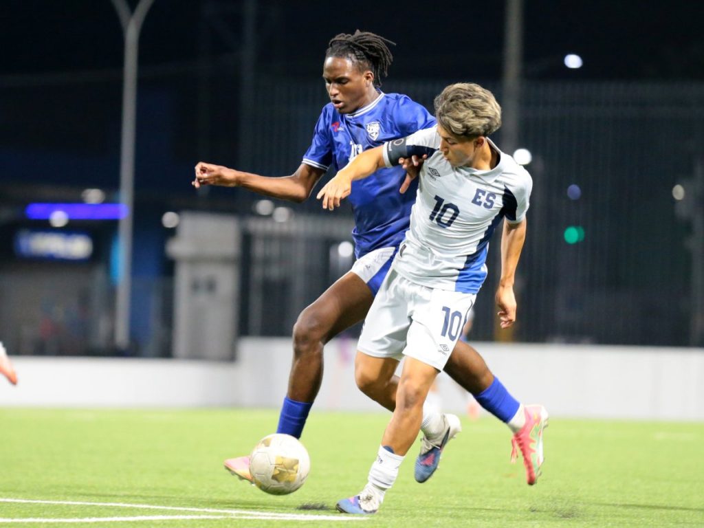 Gabriel Arnold (10) de la Selecta Sub-20 contra defensa de San Martín. Foto X Selecta