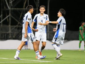 Hugo Aguilar (izq.) celebra gol con compañeros de Selecta Sub-20 ante Granada. Foto Cortesía FESFUT