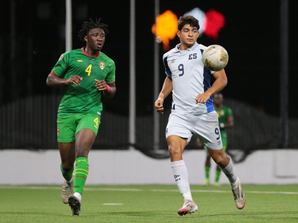 Luis Tobar (9) de la Selecta Sub-20 contra Granada. Foto Cortesía FESFUT