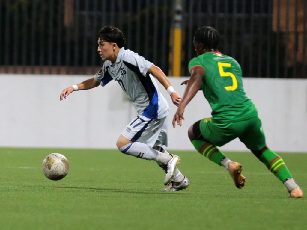 William Cabrera, de la Selecta Sub-20, controla balón contra defensa de Granada. Foto Cortesía FESFUT