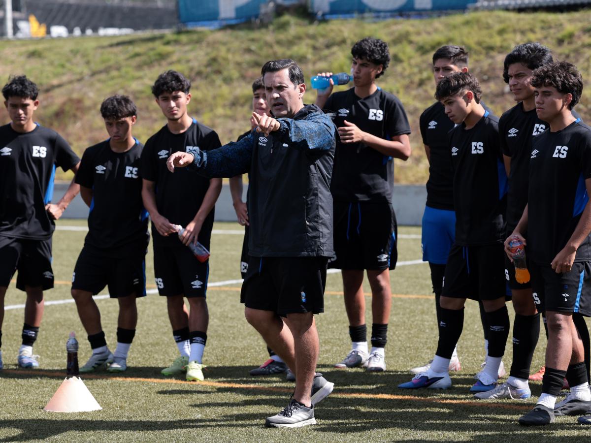 Víctor Pastora con los seleccionados sub-17 en el Premundial. Foto X Selecta