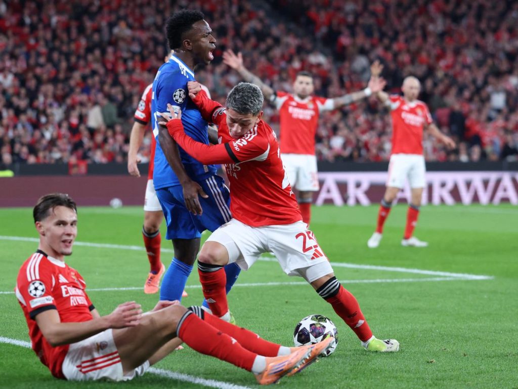 #07 Vinicius Junior lucha por el balón con el delantero argentino del SL Benfica #25 Gianluca Prestianni. Foto AFP