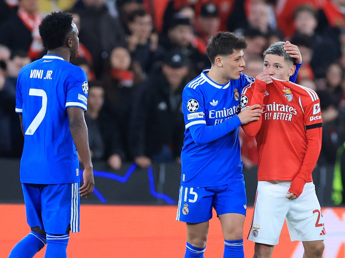 Gianluca Prestianni se tapa la boca mientras discute con el delantero brasileño #07 del Real Madrid Vinicius Junior, quien se quejó de supuestos insultos racistas. Foto AFP
