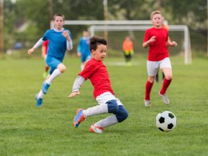 El deporte en equipo impulsa la socialización y el aprendizaje de metas compartidas en la niñez.