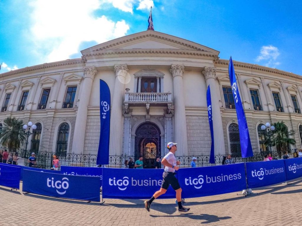 Los triatletas realizan la media maratón que comprende 21.1 kilómetros. Este es el último desafío de El Salvador IRONMAN 70.3 San Salvador.  Foto Secretaría de Prensa 