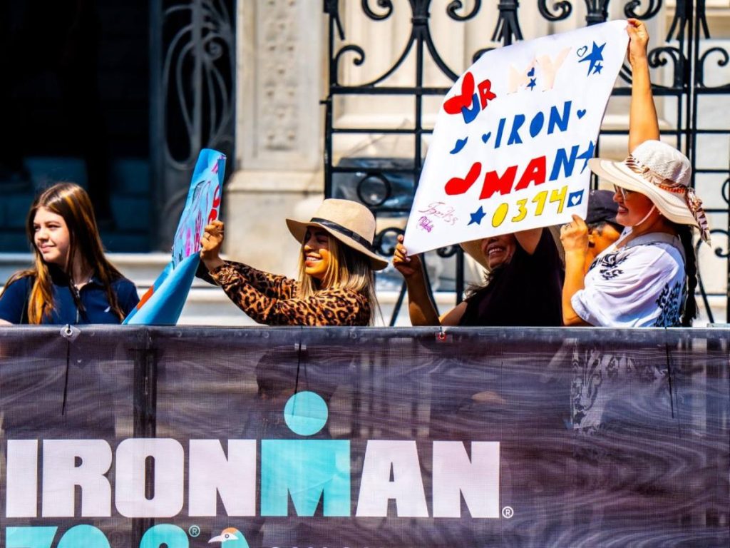  Asistentes a El Salvador IRONMAN 70.3 San Salvador muestran su apoyo con pancartas y dan ánimo a sus favoritos. Foto Secretaría de Prensa 