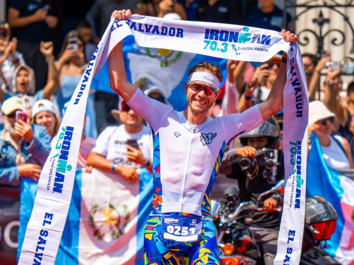 El triatleta Raúl Tejada celebra que ha llegado en primer lugar a la meta ubicada en el Palacio Nacional. Foto X Secretatía de Prensa