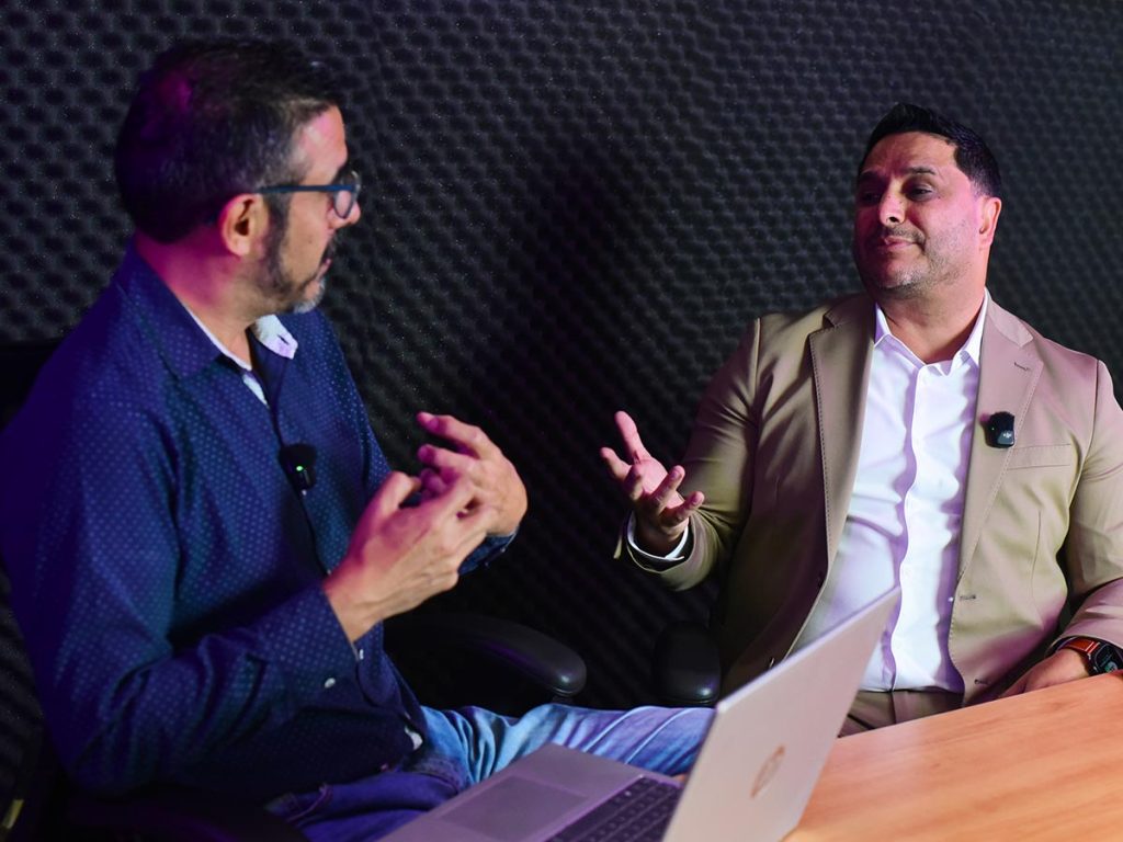 José Ortiz, presidente del Inter FA (D.), conversa con Carlos López Vides, periodista de elsalvador.com. / Foto Emerson del Cid