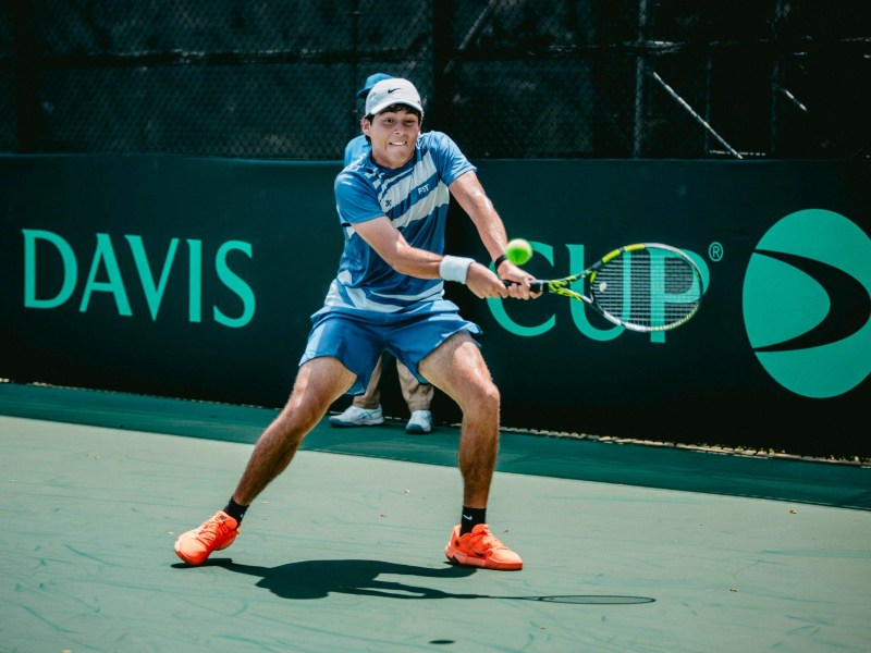 El tenista salvadoreño Juan Carlos Fuentes, en pleno partido contra Alexis Klegou, en duelo de Copa Davis. / Foto cortesía FST