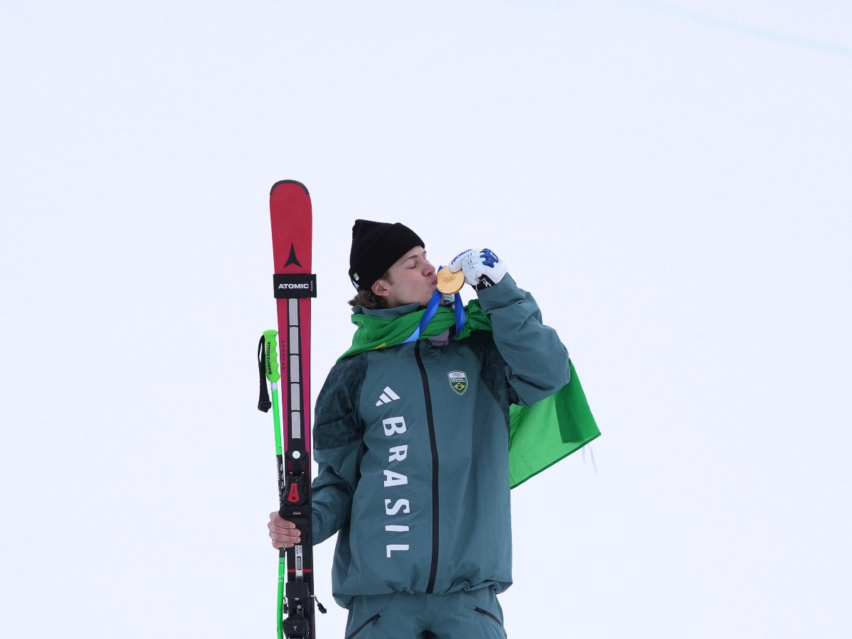 El brasileño Lucas Pinheiro Braathen, medallista de oro, posa en el podio del evento de esquí alpino de slalom gigante masculino durante los Juegos Olímpicos de Invierno Milano Cortina 2026 en el Centro de Esquí Stelvio en Bormio (Valtellina) el 14 de febrero de 2026. Foto AFP