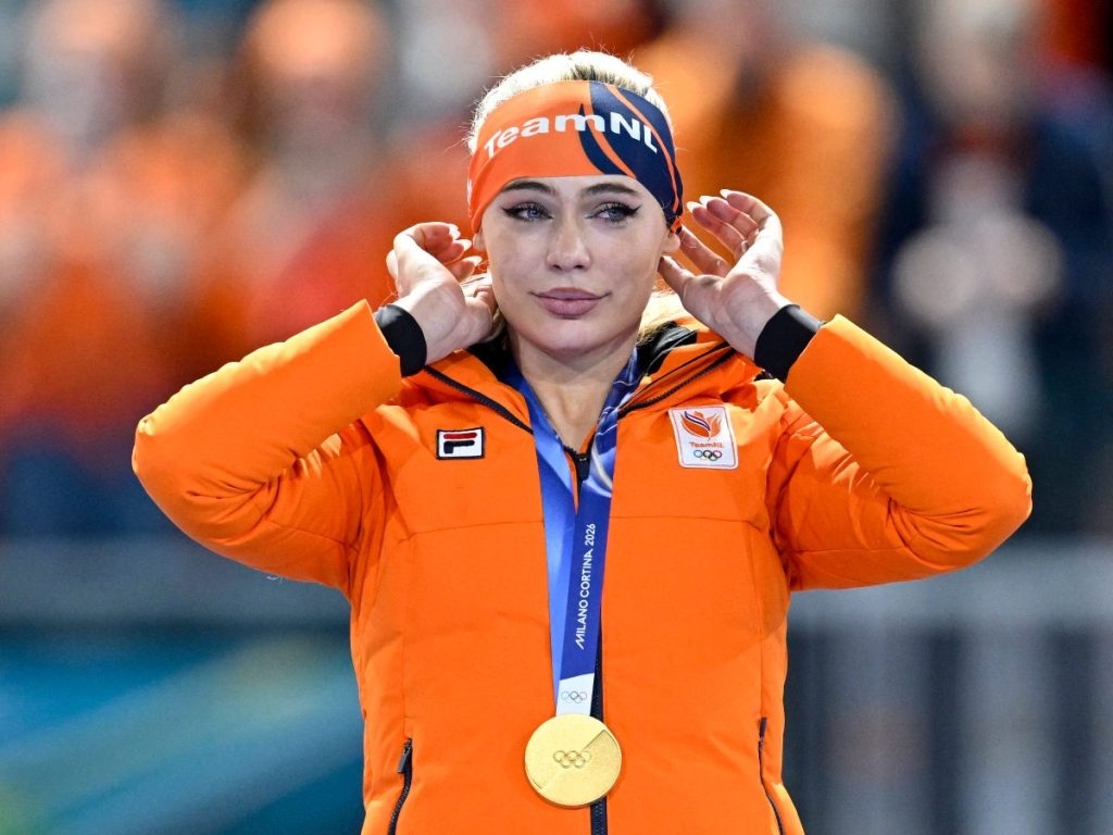 La medallista de oro de los Países Bajos Jutta Leerdam posa en el podio al final de los 1000 m de patinaje de velocidad femenino durante los Juegos Olímpicos de Invierno Milano Cortina 2026 en el Estadio de Patinaje de Velocidad de Milán en Milán el 9 de febrero de 2026. Foto AFP