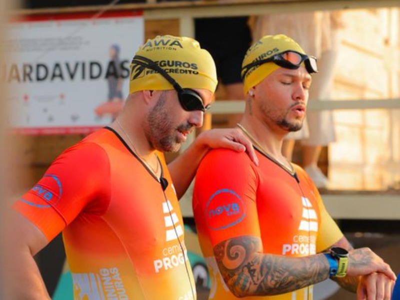 Alberto Carrillo completa la fase de natación del IRONMAN 70.3 San Salvador en el lago de Ilopango.