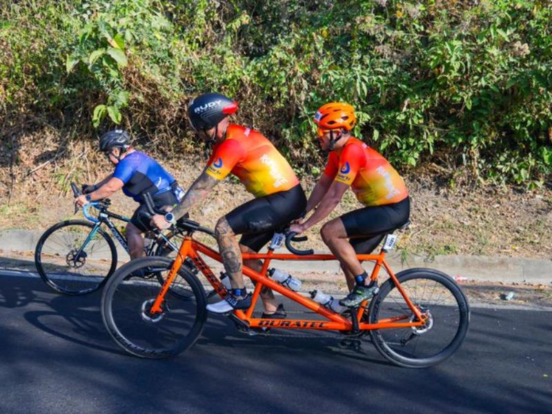 Alberto Carrillo avanza en el IRONMAN 70.3 San Salvador junto a su guía Juan José Reyes.