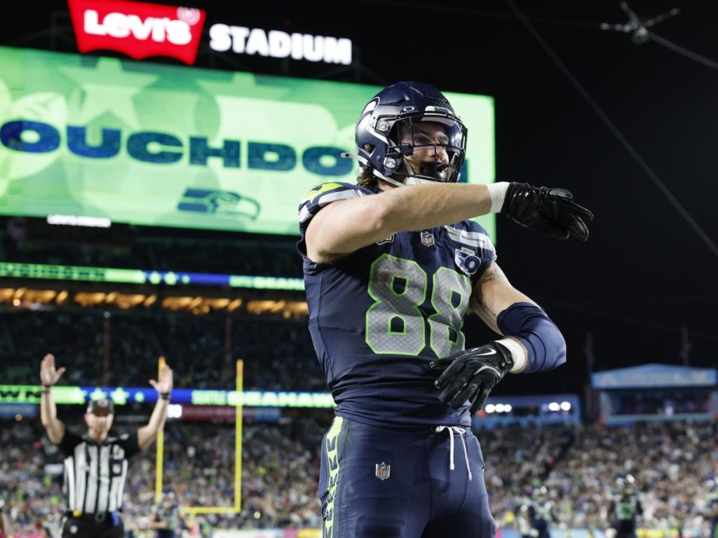 AJ Barner celebra su anotación en el Super Bowl con los Seahawks contra los Patriots. Foto EFE