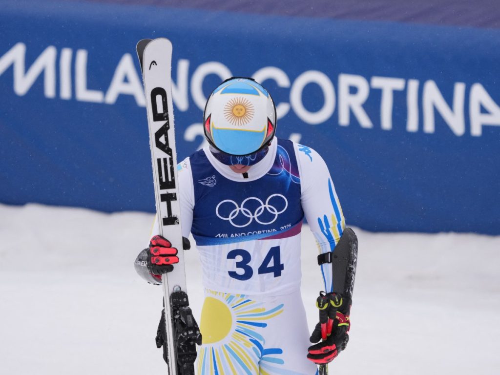 El argentino Tiziano Gravier reacciona en la zona de meta después de competir en la segunda manga del eslalon gigante masculino de esquí alpino durante los Juegos Olímpicos de Invierno Milano Cortina 2026 en el Centro de Esquí Stelvio en Bormio (Valtellina) el 14 de febrero de 2026. Foto AFP