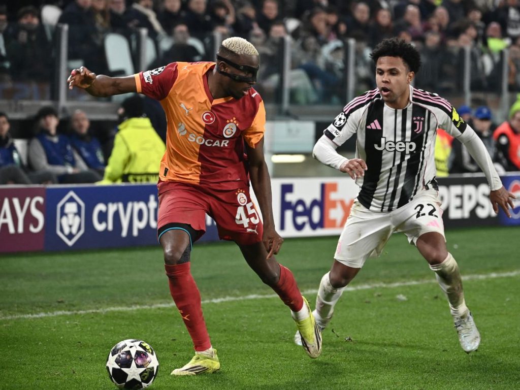 El delantero nigeriano del Galatasaray #45 Victor Osimhen disputa el balón con el mediocampista estadounidense de la Juventus #22 Weston McKennie. Fotografía/ AFP