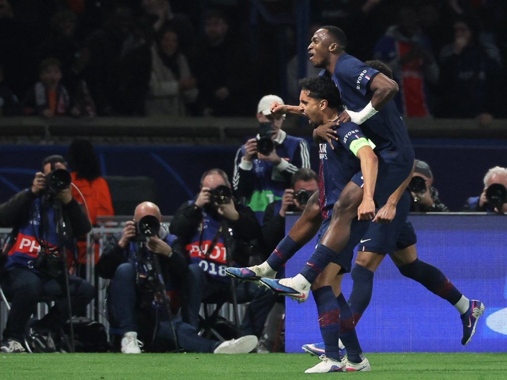 El defensor brasileño del Paris Saint-Germain #05 Marquinhos (C) celebra con sus compañeros tras marcar el primer gol del PSG durante el partido de vuelta. Fotografía/ AFP
