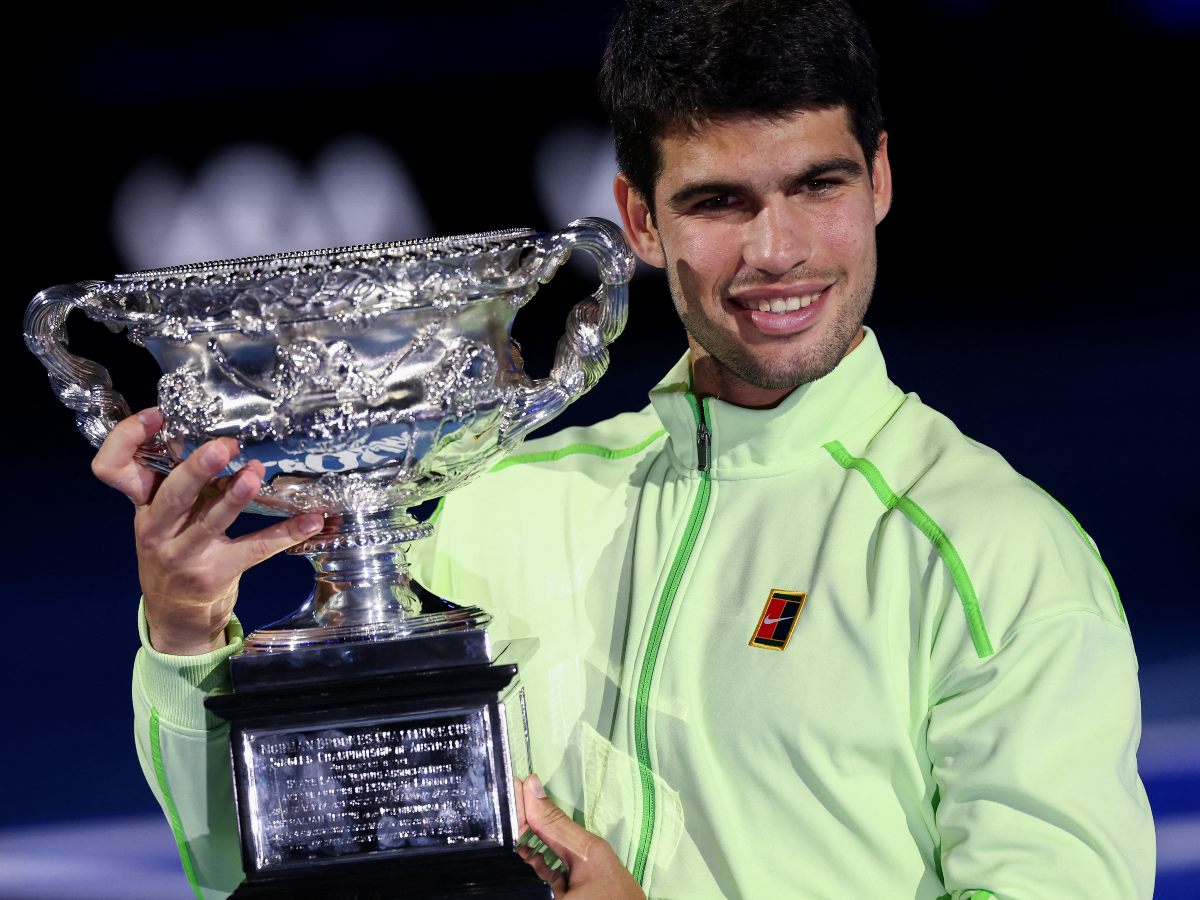 Carlos Alcaraz celebra victoria en el Australian Open. Foto AFP