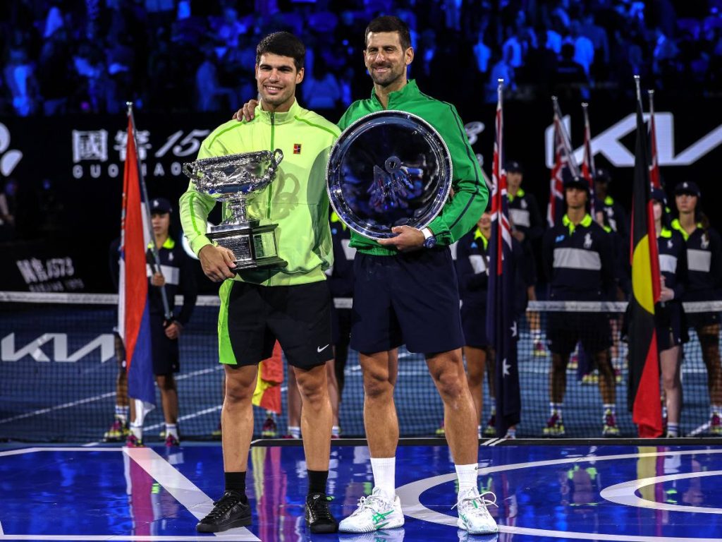 Carlos Alcaraz y Novak Djokovic tras la final en Melbourne. Foto AFP