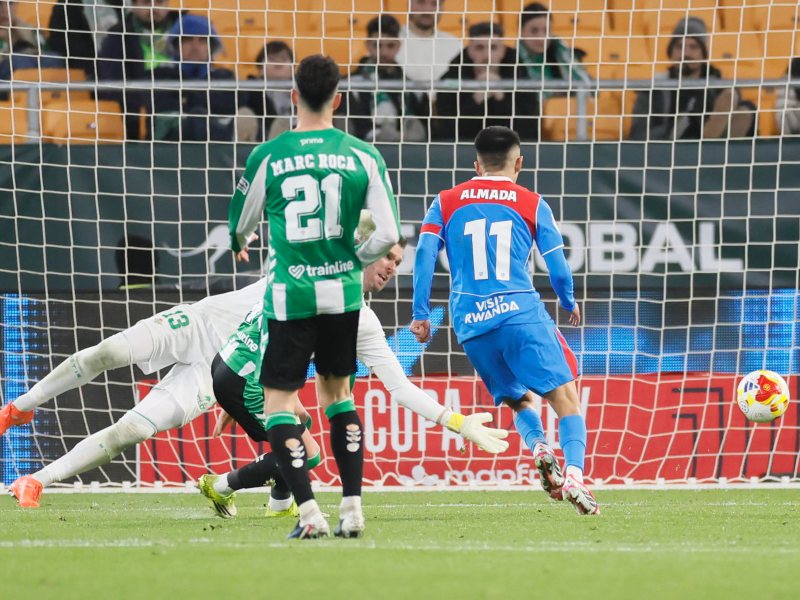 Thiago Almada, del Atlético de Madrid (11), anota el quinto gol de los colchoneros ante el Real Betis, en duelo de cuartos de final de Copa del Rey. / Foto EFE