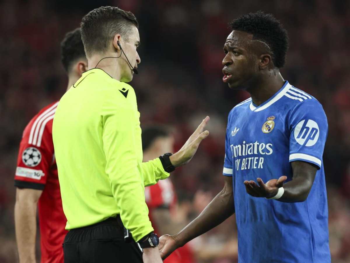 El árbitro detuvo momentáneamente el encuentro tras la denuncia de Vinicius Jr., aplicando el procedimiento establecido por la FIFA.