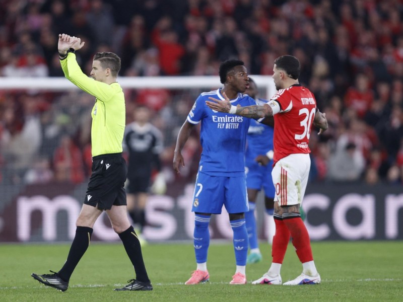 El brasileño Vinicius Junior, del Real Madrid, discute con un rival del Benfica, durante partido de Champions League. / Foto AFP