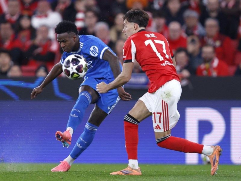 Momento en el que Vinicius Junior anota su gol ante el Benfica, en Champions League. / Foto AFP