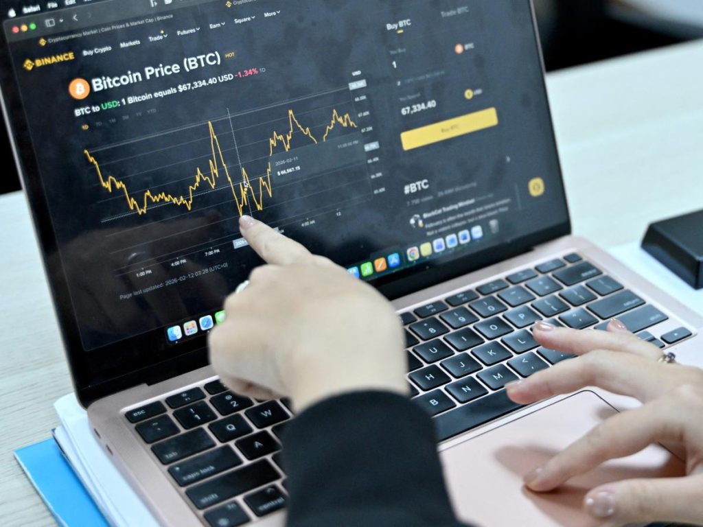 El bitcóin ronda los 67.800 dólares, lejos de su máximo histórico de 2025.