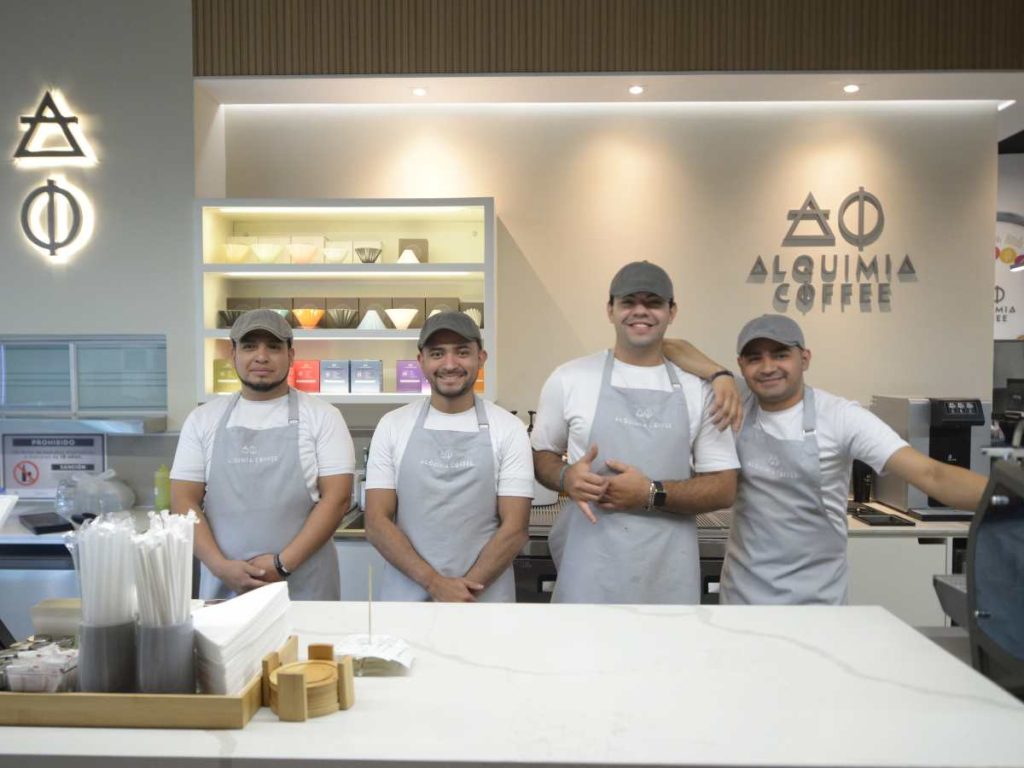 En la cafetería, los baristas son llamados “alquimistas”, una figura central dentro de la experiencia del cliente.