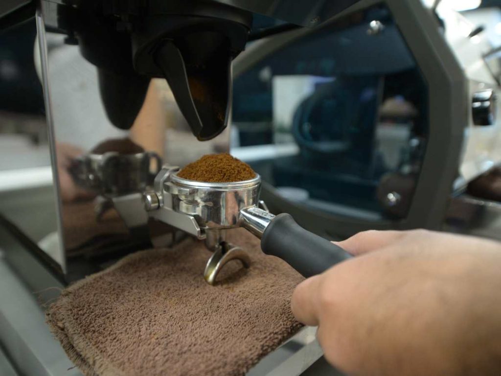 Alquimia Coffee trabaja exclusivamente con café salvadoreño proveniente de distintas regiones productoras del país.