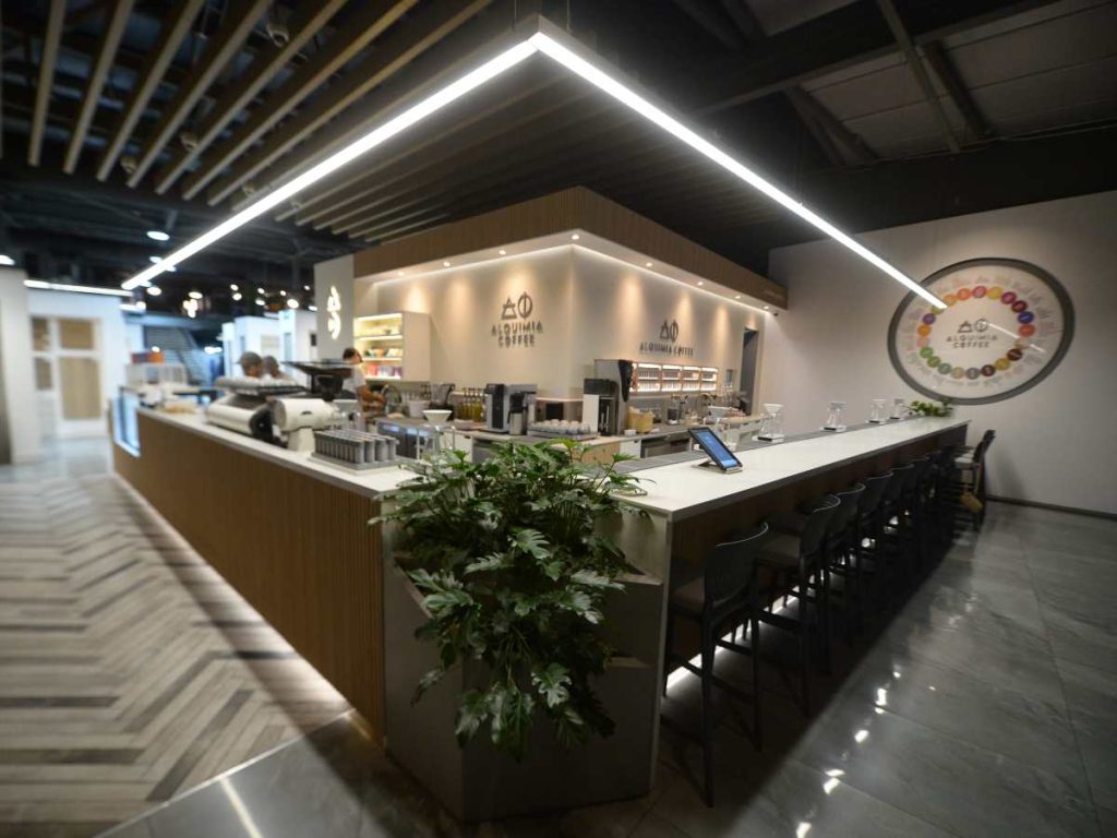 El menú rota cafés de fincas nacionales, destacando la diversidad del café salvadoreño.