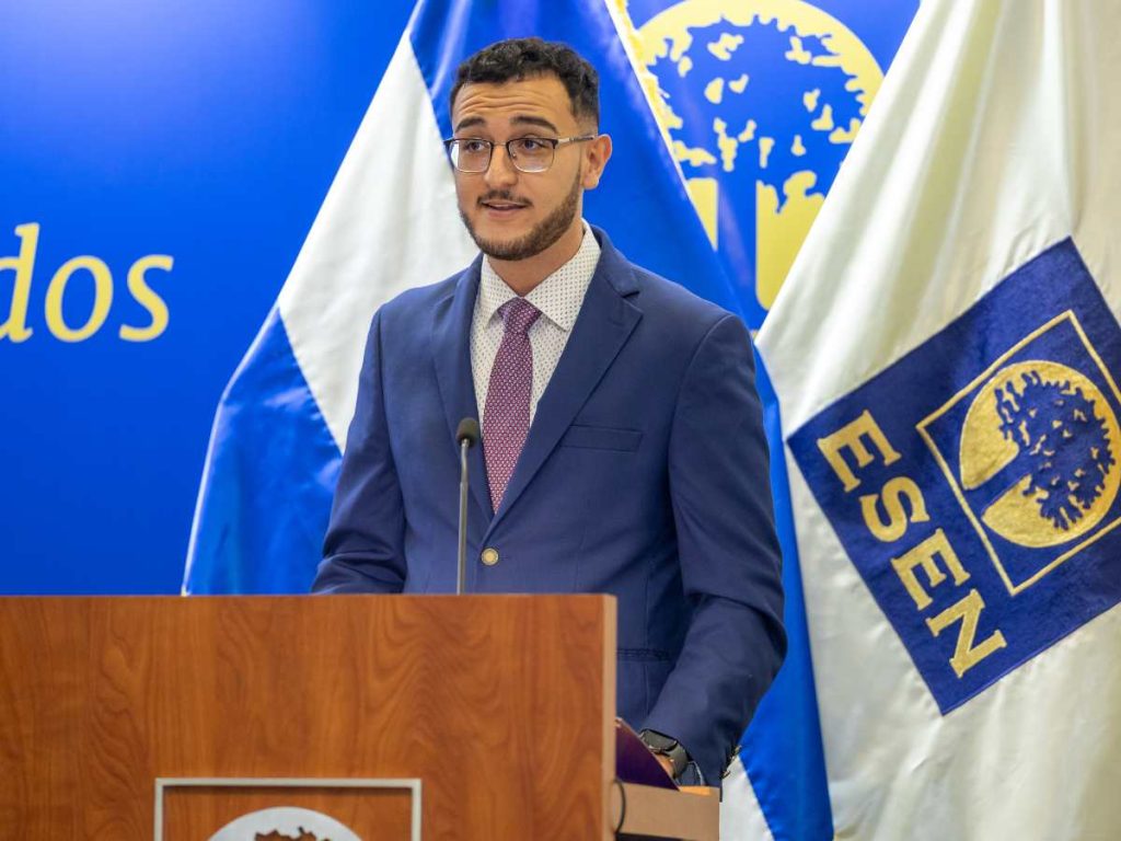 La ESEN entregó 85 becas a estudiantes de nuevo ingreso y alumnos activos como reconocimiento a su desempeño académico.