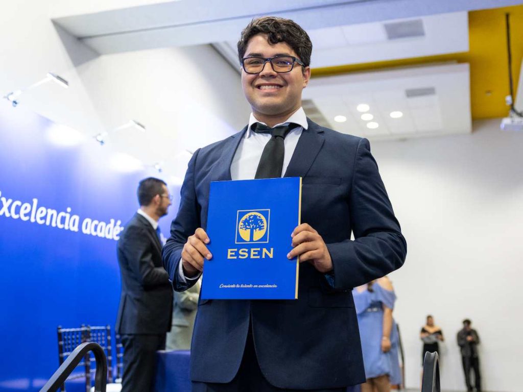 Los programas de becas forman parte del modelo educativo impulsado por la ESEN desde su fundación.