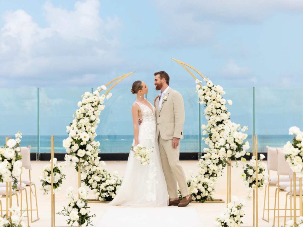 Bodas Católicas se imponen en el Caribe: Ahora las uniones en destinos paradisíacos también pueden ser religiosas