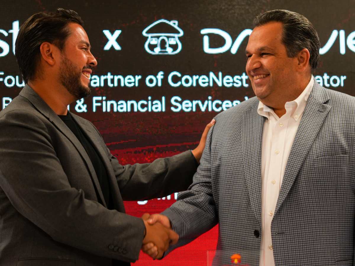 Representantes de Davivienda y CoreNest Accelerator durante la firma del Memorándum de Entendimiento que formaliza la alianza estratégica en innovación financiera.