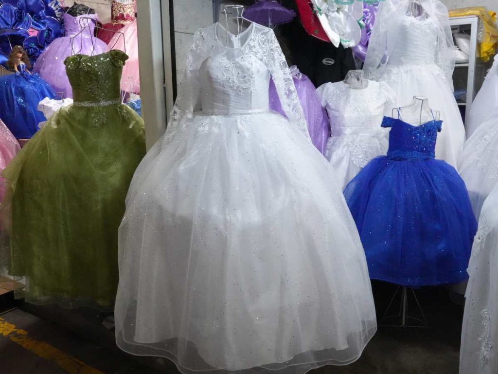 Variedades Divina Providencia es el negocio donde la modista confecciona vestidos para distintas celebraciones. 