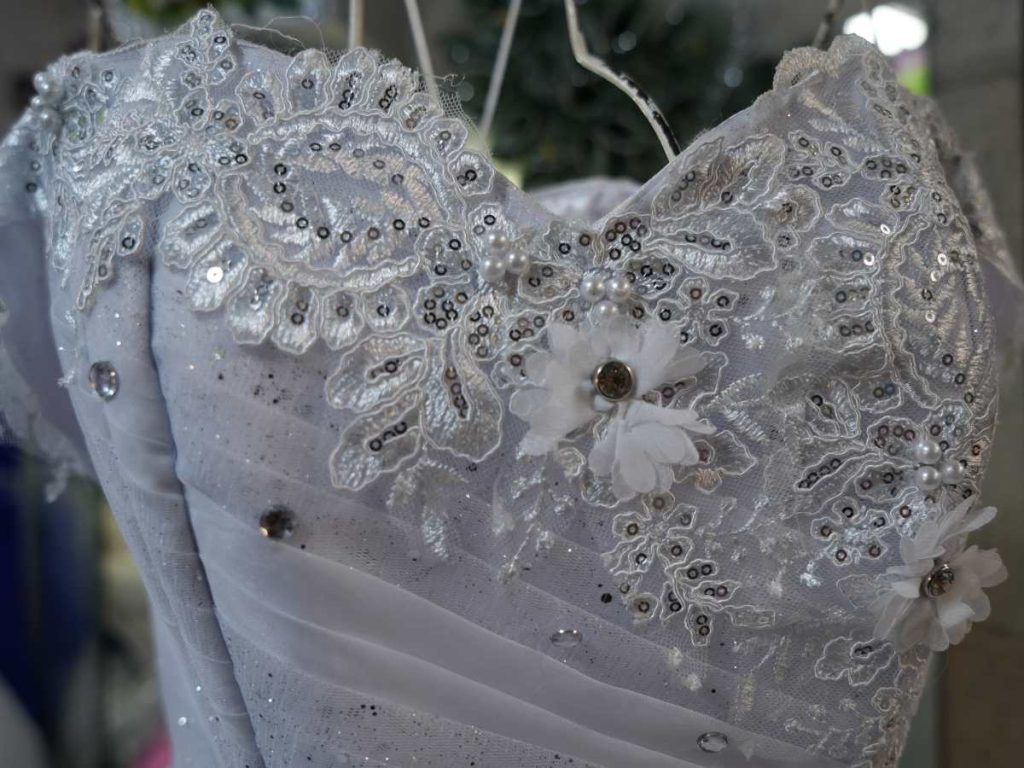 Vestidos de novia, de 15 años y de primera comunión forman parte del trabajo diario en su taller.