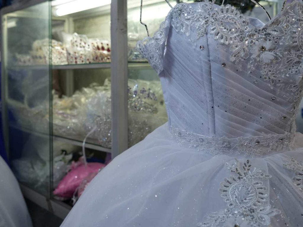 Clientas de distintos puntos del país visitan el local en busca de vestidos para ocasiones especiales.