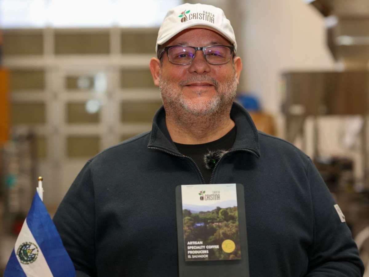 Eduardo Hernández ha impulsado desde Viena la comercialización de café de especialidad cultivado en fincas salvadoreñas bajo un modelo de comercio directo.