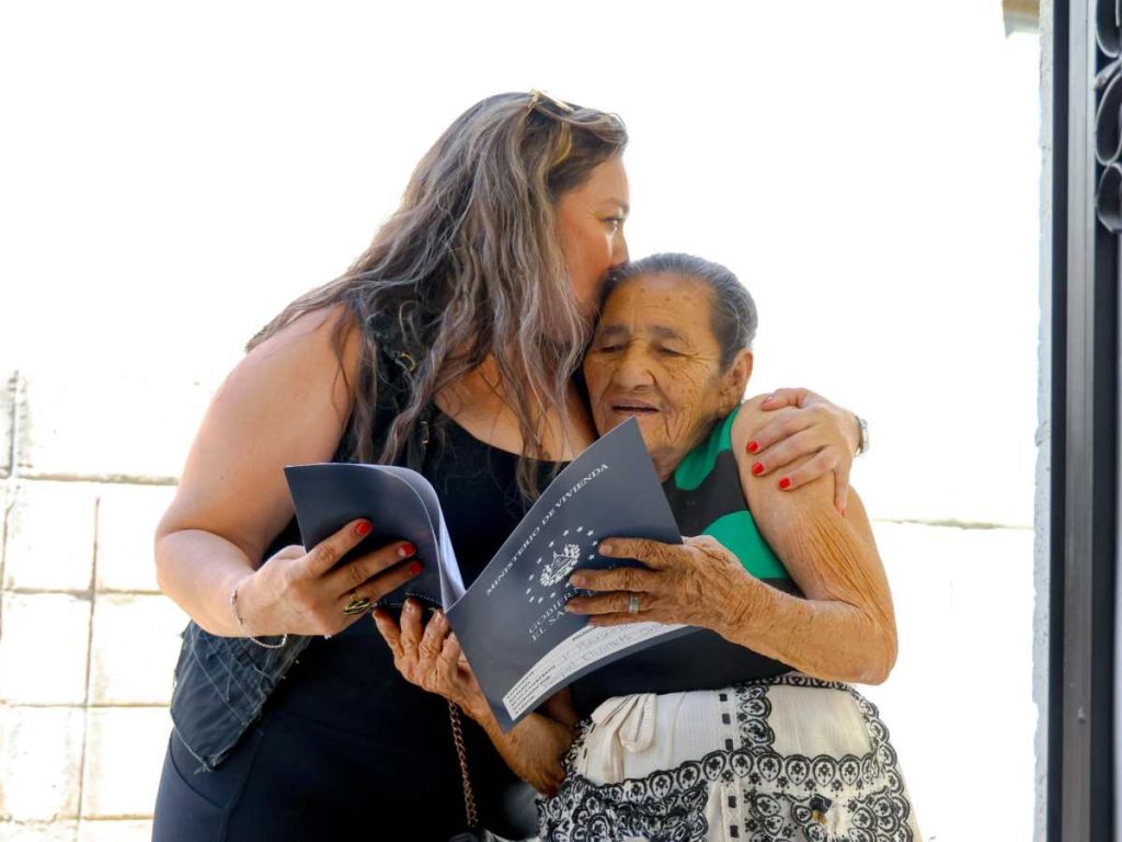 La ministra de Vivienda entregó escrituras de propiedad durante el acto realizado en La Libertad Costa.
